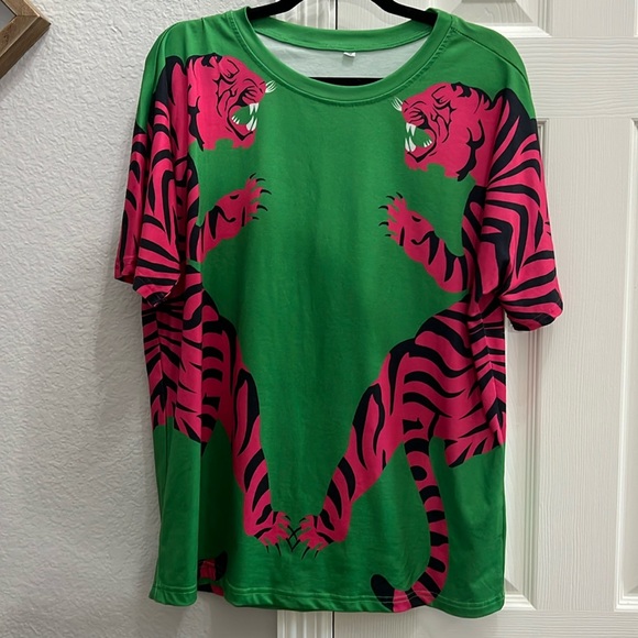 Tops - Pink Tiger boutique style green tee. Women’s size medium
